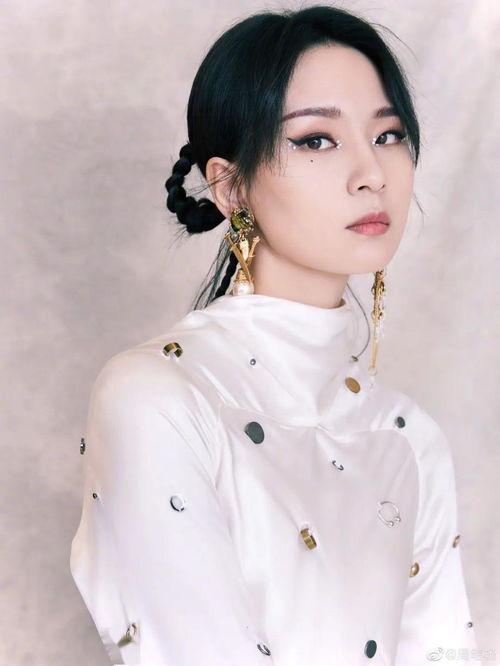 沈腾搞笑打扮,笑点满满，造型独特，带你领略喜剧魅力